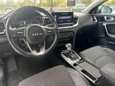 ZIELONY HATCHBACK KIA CEED z 2024 r., BENZYNA, skrzynia biegów AUTOMATYCZNA 140KM, zdjęcie 6 z 19