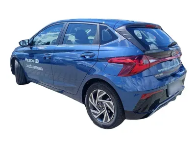 NIEBIESKI HATCHBACK HYUNDAI I20 z 2025 r., BENZYNA, skrzynia biegów AUTOMATYCZNA 101KM, zdjęcie 2 z 17