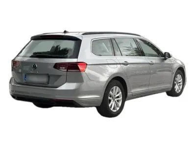 SREBRNY KOMBI VOLKSWAGEN PASSAT z 2022 r., BENZYNA, skrzynia biegów AUTOMATYCZNA 150KM, zdjęcie 6 z 19