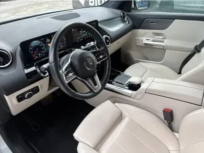 BIAŁY SUV MERCEDES GLA z 2023 r., HYBRYDA/BENZYNA, skrzynia biegów AUTOMATYCZNA 218KM, zdjęcie 10 z 18