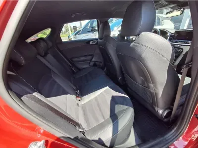 CZERWONY KOMBI KIA PROCEED z 2024 r., BENZYNA, skrzynia biegów AUTOMATYCZNA 140KM, zdjęcie 16 z 18
