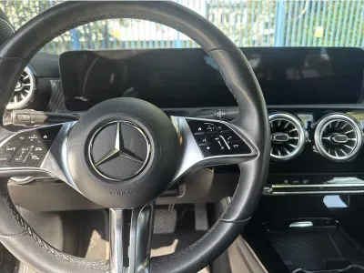 CZARNY SEDAN MERCEDES CLASE CLA z 2023 r., BENZYNA, skrzynia biegów AUTOMATYCZNA 150KM, zdjęcie 9 z 19