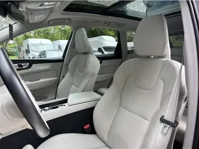 CZARNY SUV VOLVO XC60 z 2023 r., BENZYNA, skrzynia biegów AUTOMATYCZNA 300KM, zdjęcie 2 z 19
