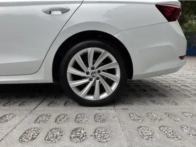 BIAŁY KOMBI SKODA OCTAVIA z 2023 r., BENZYNA, skrzynia biegów AUTOMATYCZNA 150KM, zdjęcie 11 z 19