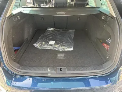 NIEBIESKI KOMBI VOLKSWAGEN PASSAT z 2022 r., BENZYNA, skrzynia biegów AUTOMATYCZNA 150KM, zdjęcie 14 z 19