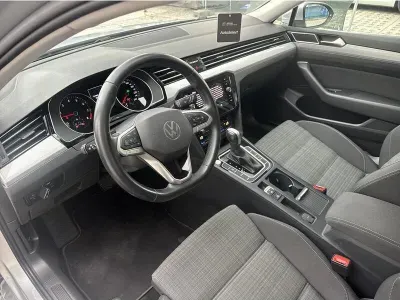 SREBRNY KOMBI VOLKSWAGEN PASSAT z 2022 r., BENZYNA, skrzynia biegów AUTOMATYCZNA 150KM, zdjęcie 19 z 19