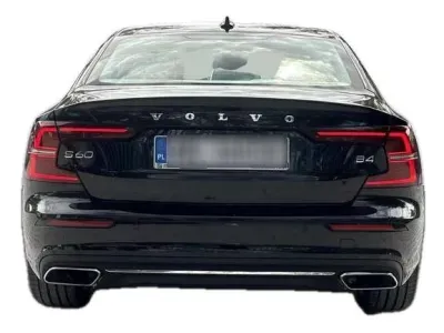 CZARNY SEDAN VOLVO S60 z 2022 r., BENZYNA, skrzynia biegów AUTOMATYCZNA 197KM, zdjęcie 9 z 17