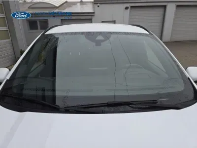 BIAŁY SUV FORD KUGA z 2022 r., HYBRYDA/BENZYNA, skrzynia biegów AUTOMATYCZNA 112KM, zdjęcie 3 z 28