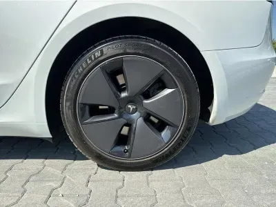 BIAŁY SEDAN TESLA MODEL 3 z 2022 r., ELEKTRYCZNY, skrzynia biegów AUTOMATYCZNA 306KM, zdjęcie 5 z 19