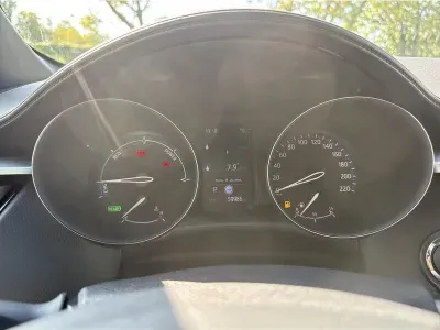 BIAŁY SUV TOYOTA C-HR z 2022 r., HYBRYDA/BENZYNA, skrzynia biegów AUTOMATYCZNA 122KM, zdjęcie 3 z 19