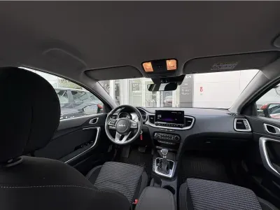 CZERWONY KOMBI KIA CEED z 2025 r., BENZYNA, skrzynia biegów AUTOMATYCZNA 140KM, zdjęcie 13 z 18