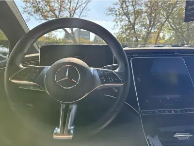 CZARNY SEDAN MERCEDES CLASSE EQE z 2023 r., ELEKTRYCZNY, skrzynia biegów AUTOMATYCZNA 245KM, zdjęcie 9 z 19