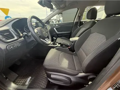 BRĄZOWY KOMBI KIA CEED z 2022 r., BENZYNA, skrzynia biegów MANUALNA 118KM, zdjęcie 11 z 28