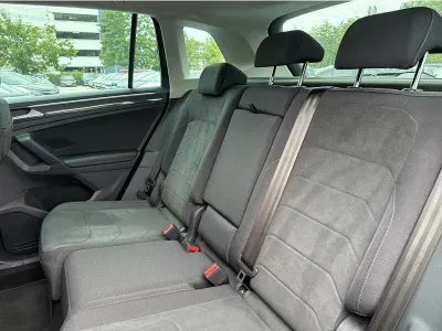 SZARY SUV VOLKSWAGEN TIGUAN z 2023 r., BENZYNA, skrzynia biegów AUTOMATYCZNA 150KM, zdjęcie 3 z 19