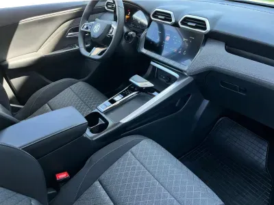 BIAŁY HATCHBACK MG ZS z 2026 r., HYBRYDA/BENZYNA, skrzynia biegów AUTOMATYCZNA 197KM, zdjęcie 14 z 16