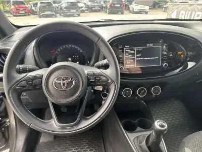 ZIELONY SUV TOYOTA AYGO X z 2022 r., BENZYNA, skrzynia biegów MANUALNA 72KM, zdjęcie 8 z 18