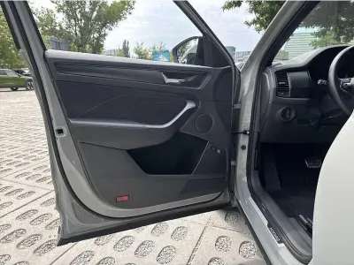 SZARY SUV SKODA KODIAQ z 2023 r., BENZYNA, skrzynia biegów AUTOMATYCZNA 190KM, zdjęcie 15 z 19