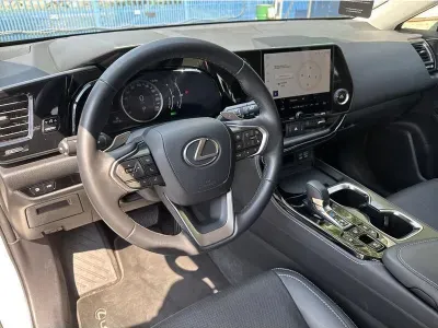 BIAŁY SUV LEXUS NX z 2022 r., HYBRYDA/BENZYNA, skrzynia biegów AUTOMATYCZNA 242KM, zdjęcie 10 z 19