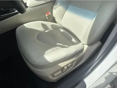 BIAŁY SEDAN TOYOTA CAMRY z 2022 r., HYBRYDA/BENZYNA, skrzynia biegów AUTOMATYCZNA 218KM, zdjęcie 8 z 18