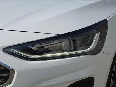 BIAŁY KOMBI FORD FOCUS z 2023 r., BENZYNA, skrzynia biegów MANUALNA 92KM, zdjęcie 12 z 23