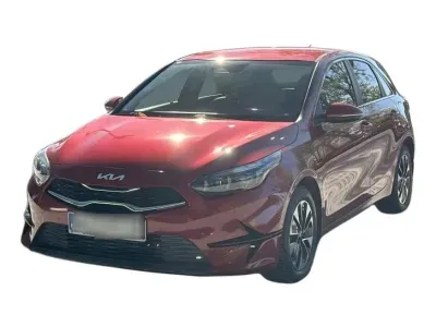 CZERWONY HATCHBACK KIA CEED z 2024 r., BENZYNA, skrzynia biegów AUTOMATYCZNA 140KM, zdjęcie główne