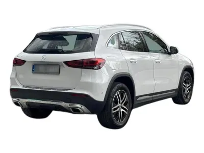 BIAŁY SUV MERCEDES GLA z 2023 r., HYBRYDA/BENZYNA, skrzynia biegów AUTOMATYCZNA 218KM, zdjęcie 2 z 18