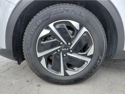 SREBRNY SUV KIA SPORTAGE z 2023 r., BENZYNA, skrzynia biegów AUTOMATYCZNA 110KM, zdjęcie 2 z 25