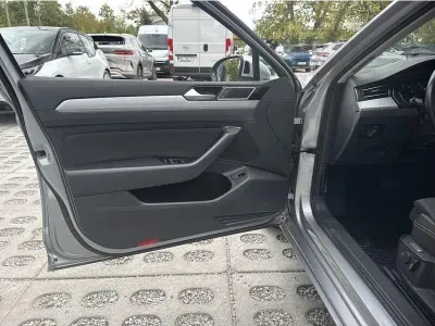 SREBRNY KOMBI VOLKSWAGEN PASSAT z 2023 r., BENZYNA, skrzynia biegów AUTOMATYCZNA 150KM, zdjęcie 10 z 19