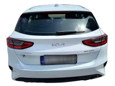 BIAŁY HATCHBACK KIA CEED z 2023 r., BENZYNA, skrzynia biegów AUTOMATYCZNA 118KM, zdjęcie 7 z 19