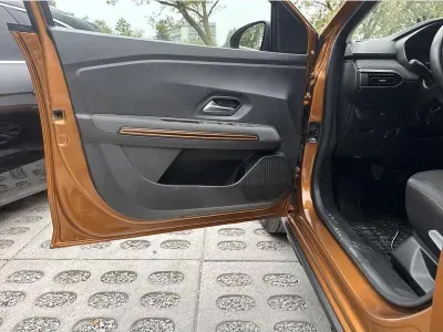 POMARAŃCZOWY HATCHBACK DACIA SANDERO III z 2022 r., BENZYNA, skrzynia biegów MANUALNA 90KM, zdjęcie 16 z 19