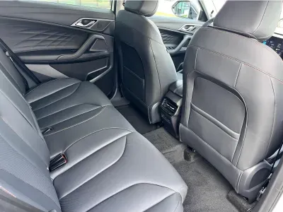 CZARNY SUV MG HS z 2026 r., HYBRYDA/BENZYNA, skrzynia biegów AUTOMATYCZNA 272KM, zdjęcie 4 z 15
