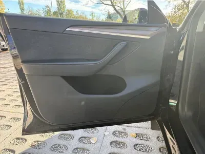 CZARNY SUV TESLA MODEL Y z 2023 r., ELEKTRYCZNY, skrzynia biegów AUTOMATYCZNA 534KM, zdjęcie 10 z 17