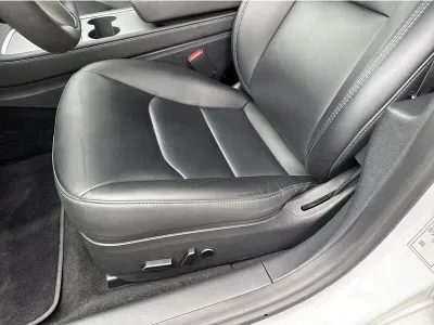 BIAŁY SEDAN TESLA MODEL 3 z 2022 r., ELEKTRYCZNY, skrzynia biegów AUTOMATYCZNA 306KM, zdjęcie 11 z 18