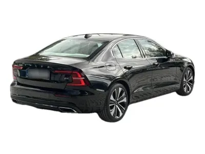 CZARNY SEDAN VOLVO S60 z 2022 r., BENZYNA, skrzynia biegów AUTOMATYCZNA 197KM, zdjęcie 5 z 17