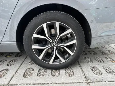 SZARY KOMBI VOLKSWAGEN PASSAT z 2023 r., BENZYNA, skrzynia biegów AUTOMATYCZNA 150KM, zdjęcie 15 z 19