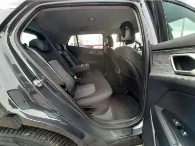 SZARY SUV KIA SPORTAGE z 2023 r., BENZYNA, skrzynia biegów MANUALNA 110KM, zdjęcie 12 z 25