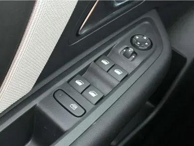 CZARNY HATCHBACK CITROEN C4 z 2026 r., HYBRYDA/BENZYNA, skrzynia biegów AUTOMATYCZNA 145KM, zdjęcie 10 z 19