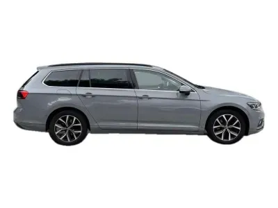 SZARY KOMBI VOLKSWAGEN PASSAT z 2023 r., BENZYNA, skrzynia biegów AUTOMATYCZNA 150KM, zdjęcie 16 z 19