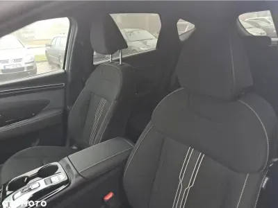 BIAŁY SUV HYUNDAI TUCSON z 2024 r., HYBRYDA/BENZYNA, skrzynia biegów AUTOMATYCZNA 230KM, zdjęcie 2 z 18