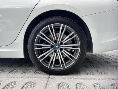 BIAŁY SEDAN BMW SERIE 3 z 2022 r., HYBRYDA/BENZYNA, skrzynia biegów AUTOMATYCZNA 292KM, zdjęcie 6 z 19