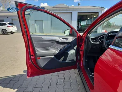 CZERWONY HATCHBACK FORD FOCUS z 2023 r., BENZYNA, skrzynia biegów MANUALNA 92KM, zdjęcie 25 z 27
