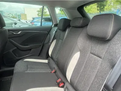 BIAŁY SUV SKODA KAMIQ z 2022 r., BENZYNA, skrzynia biegów AUTOMATYCZNA 110KM, zdjęcie 5 z 17