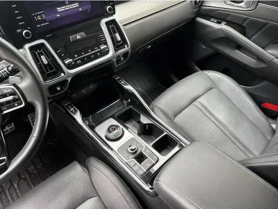 SZARY SUV KIA SORENTO z 2023 r., HYBRYDA/BENZYNA, skrzynia biegów AUTOMATYCZNA 230KM, zdjęcie 16 z 19