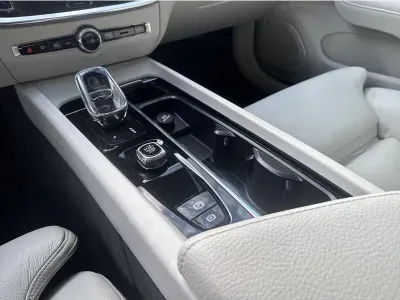CZARNY SEDAN VOLVO S60 z 2022 r., BENZYNA, skrzynia biegów AUTOMATYCZNA 197KM, zdjęcie 13 z 17