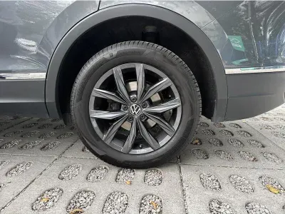 SZARY SUV VOLKSWAGEN TIGUAN ALLSPACE z 2022 r., BENZYNA, skrzynia biegów AUTOMATYCZNA 150KM, zdjęcie 5 z 19