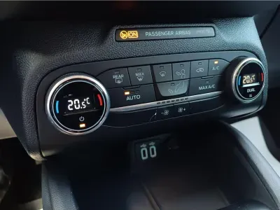 CZARNY KOMBI FORD FOCUS TURNIER z 2021 r., DIESEL, skrzynia biegów MANUALNA 120KM, zdjęcie 13 z 15