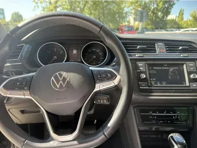 SZARY SUV VOLKSWAGEN TIGUAN z 2022 r., DIESEL, skrzynia biegów AUTOMATYCZNA 150KM, zdjęcie 14 z 19
