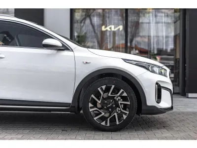 BIAŁY CROSSOVER KIA XCEED z 2026 r., BENZYNA, skrzynia biegów AUTOMATYCZNA 150KM, zdjęcie 5 z 18