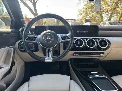 BIAŁY HATCHBACK MERCEDES CLASE A z 2023 r., HYBRYDA/BENZYNA, skrzynia biegów AUTOMATYCZNA 218KM, zdjęcie 17 z 19