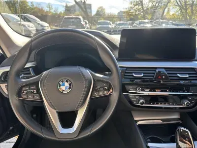 CZARNY KOMBI BMW SERIE 5 z 2023 r., DIESEL, skrzynia biegów AUTOMATYCZNA 150KM, zdjęcie 18 z 19